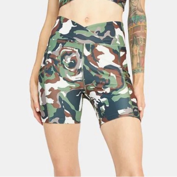 Year of Ours Pants - Year Of Ours Crossover Waist Camo Biker Shorts Women’s Size Small Side Pockets